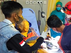 Damkar Blitar Lepaskan 4 Cincin yang Melekat di Jari Nenek 106 Tahun