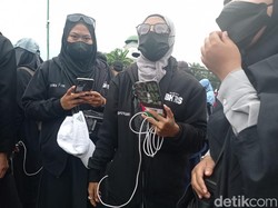 Ibu-ibu Berjaket We Are With IBHRS Ikut Demo Mahasiswa di DPR
