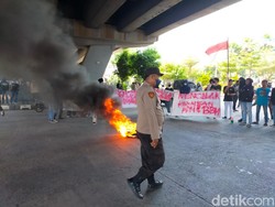 Mahasiswa Demo 11 April Bakar Ban di Flyover Makassar