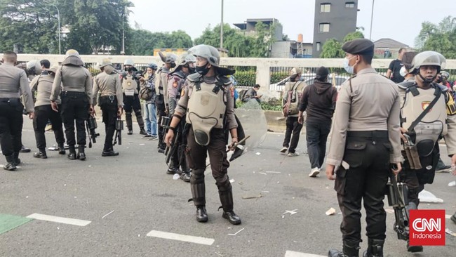 20 Mahasiswa Ditangkap Imbas Demo Ricuh di Kemenpora, 6 Jadi Tersangka Kapolres Metro Jakarta Pusat menyatakan salah satu anggotanya mengalami luka bakar serius akibat api yang disulut oleh massa aksi.