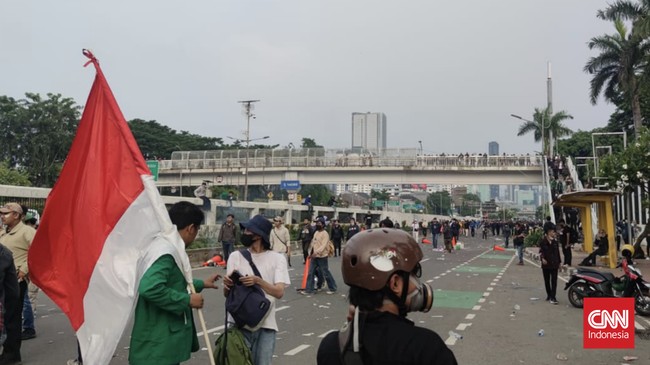 Massa aksi 11 April di depan Gedung DPR melarikan diri masuk ke dalam tol dalam kota hingga ke Flyover Slipi.