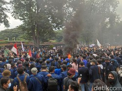 Massa Mahasiswa Bakar Ban di Depan Kantor Ridwan Kamil