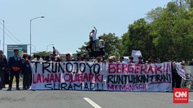 Tolak Presiden Tiga Periode, Mahasiswa Blokade Akses Jembatan Suramadu