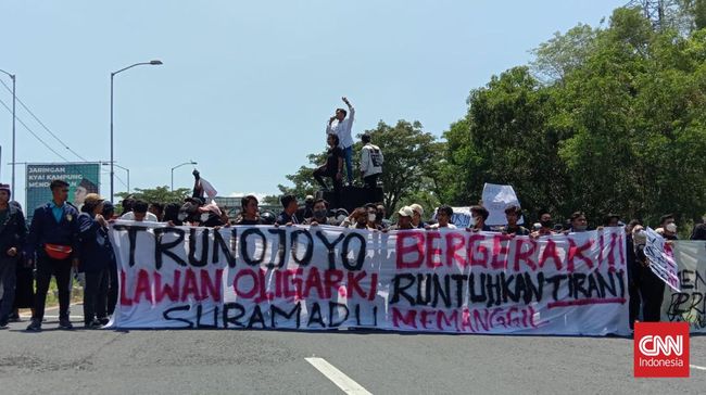 Mahasiswa yang tergabung dalam 'Trunojoyo Bergerak' memblokade akses Jembatan Suramadu sebagai bagian dari aksi menolak perpanjangan masa jabatan presiden.