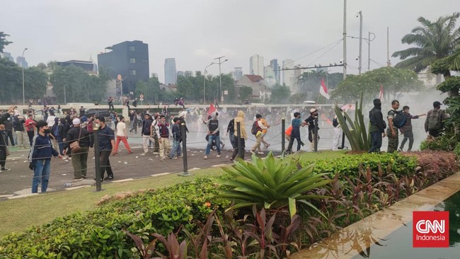 Aparat kepolisian membubarkan massa yang menggelar demo di depan Gedung MPR/DPR, Senayan, Jakarta, Senin (11/4).