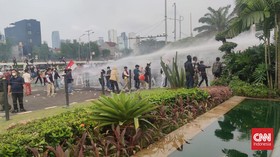 Aksi Ricuh di DPR: Pelajar STM Lempar Batu, Polisi Tembak Gas Air Mata
