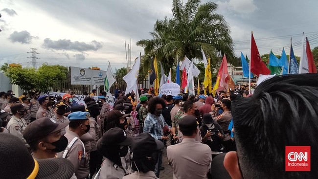 Ratusan massa mahasiswa melakukan aksi demo protes Jokowi dengan memblokade Gerbang Tol Gedong, Ciracas, Jakarta Timur.