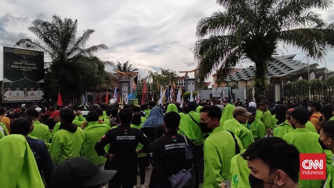 Seribuan mahasiswa yang tergabung dalam Aliansi Masyarakat Kaltim Menggugat (Mahakam) berorasi di depan pintu gerbang masuk DPRD Kaltim.
