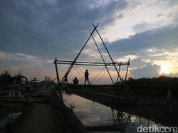 Ngabuburit Syahdu di Hutan Mangrove Pantai Kertomulyo Pati