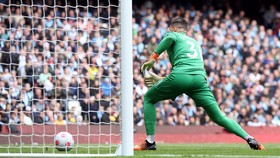 Viral Aksi Nekat Ederson Bikin Jantungan