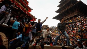 FOTO: Festival 9 Hari 8 Malam Rayakan Tahun Baru Bisket Jatra di Nepal