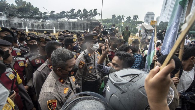 FOTO: Demo Mahasiswa Gagal Sampai Seberang Istana