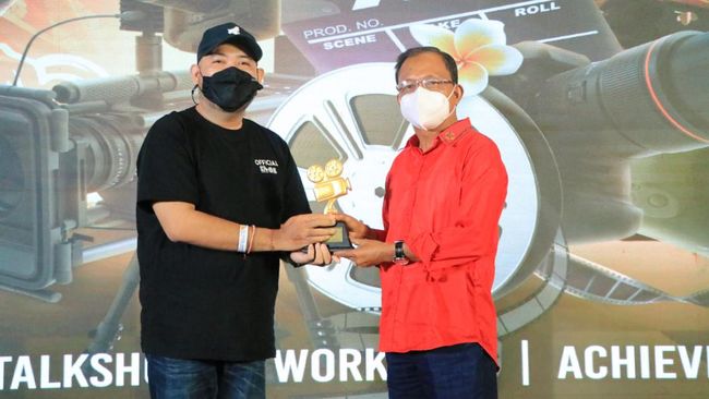 Gubernur Bali I Wayan Koster akan memperjuangkan film lokal Bali agar bisa ditayangkan di 56 bioskop yang ada di Pulau Dewata.