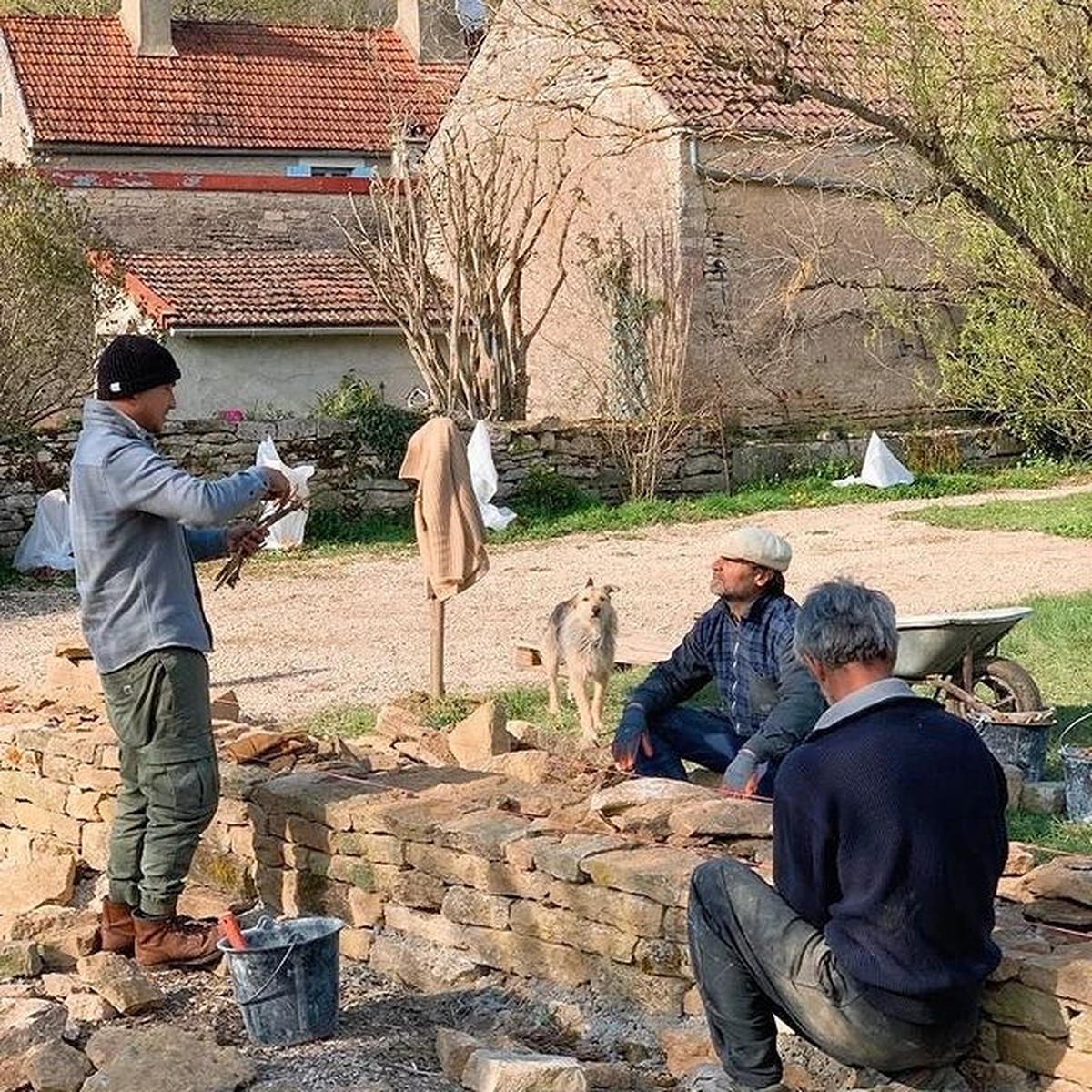Hamish Daud pakai baju tukang jadi kuli bangunan di Paris