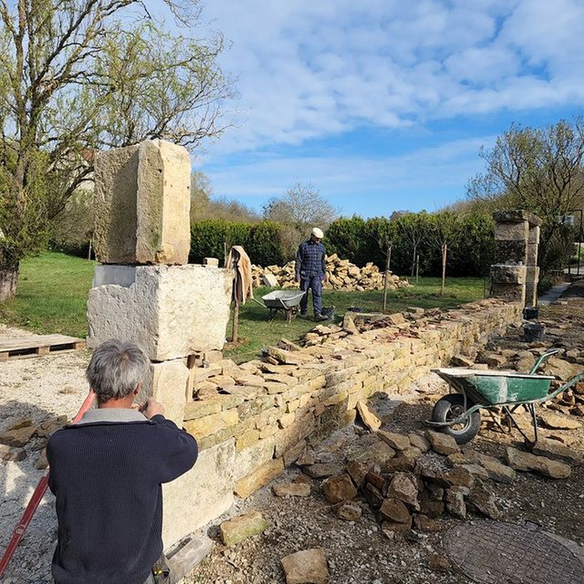 Hamish Daud pakai baju tukang jadi kuli bangunan di Paris