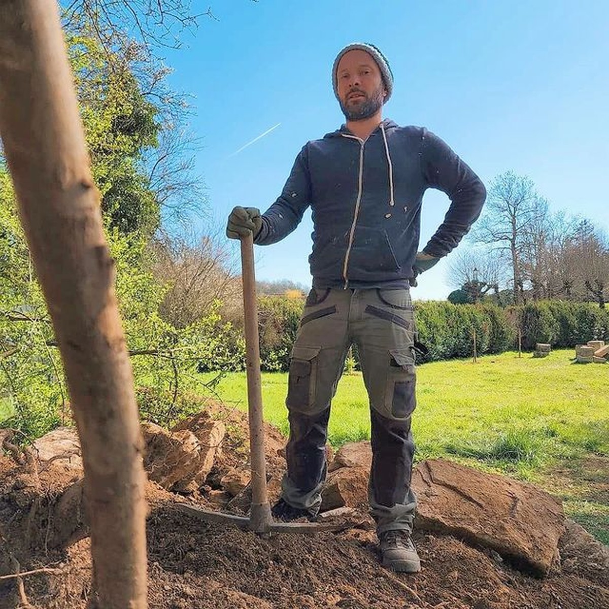 Hamish Daud pakai baju tukang jadi kuli bangunan di Paris