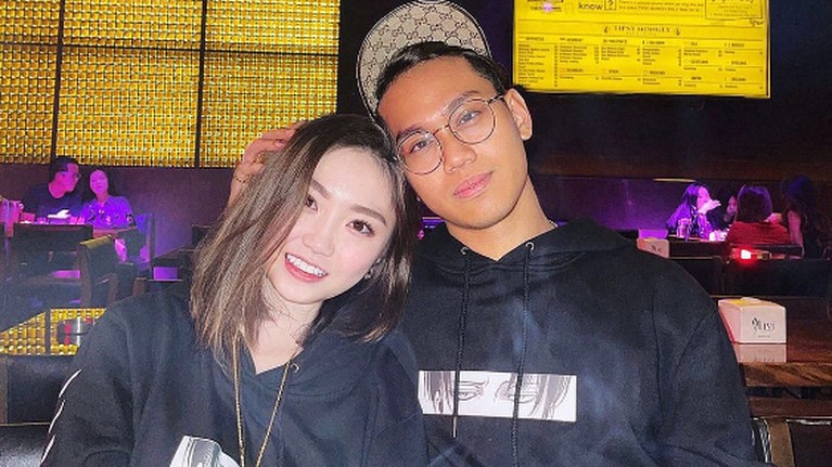 Indra Kenz dan Vanessa Khong Kemesraan Indra Kenz dan Vanessa Khong sebelum jadi tersangka