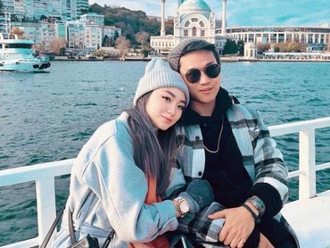 img-title Vanessa Khong Rayakan Anniv Pacaran meski Indra Kenz Masih Dipenjara & Sudah Dimiskinkan