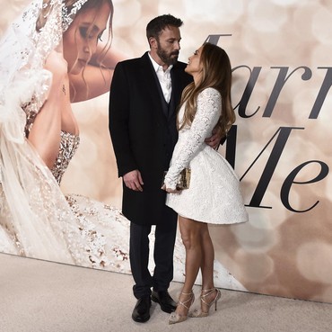 Lagi Bermesraan, JLo Tak Sengaja Hilangkan Cincin Tunangan Rp143 M