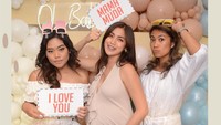 <p>Jessica Iskandar sebentar lagi akan melahirkan anak kedua, Bunda. Menjelang momen-momen menegangkan tersebut, istri Vincent Verhaag ini mendapatkan kejutan baby shower dari sahabat-sahabatnya di Bali. (Foto: Instagram @inijedar)</p>
