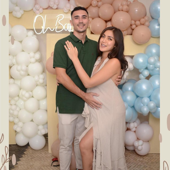<p>Dalam salah satu video yang diunggah sang sahabat, Jessica Iskandar terlihat kaget saat pertama kali mengetahui kejutan baby shower ini. Ia langsung memeluk suaminya setelah mendapatkan kejutan. (Foto: Instagram @inijedar)</p>