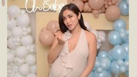 <p>Di acara baby shower ini, Jessica Iskandar tampil glowing mengenakan dress berwarna mocca. Baby bump wanita 34 tahun ini sudah terlihat makin besar di trimester ketiga. (Foto: Instagram @inijedar)</p>