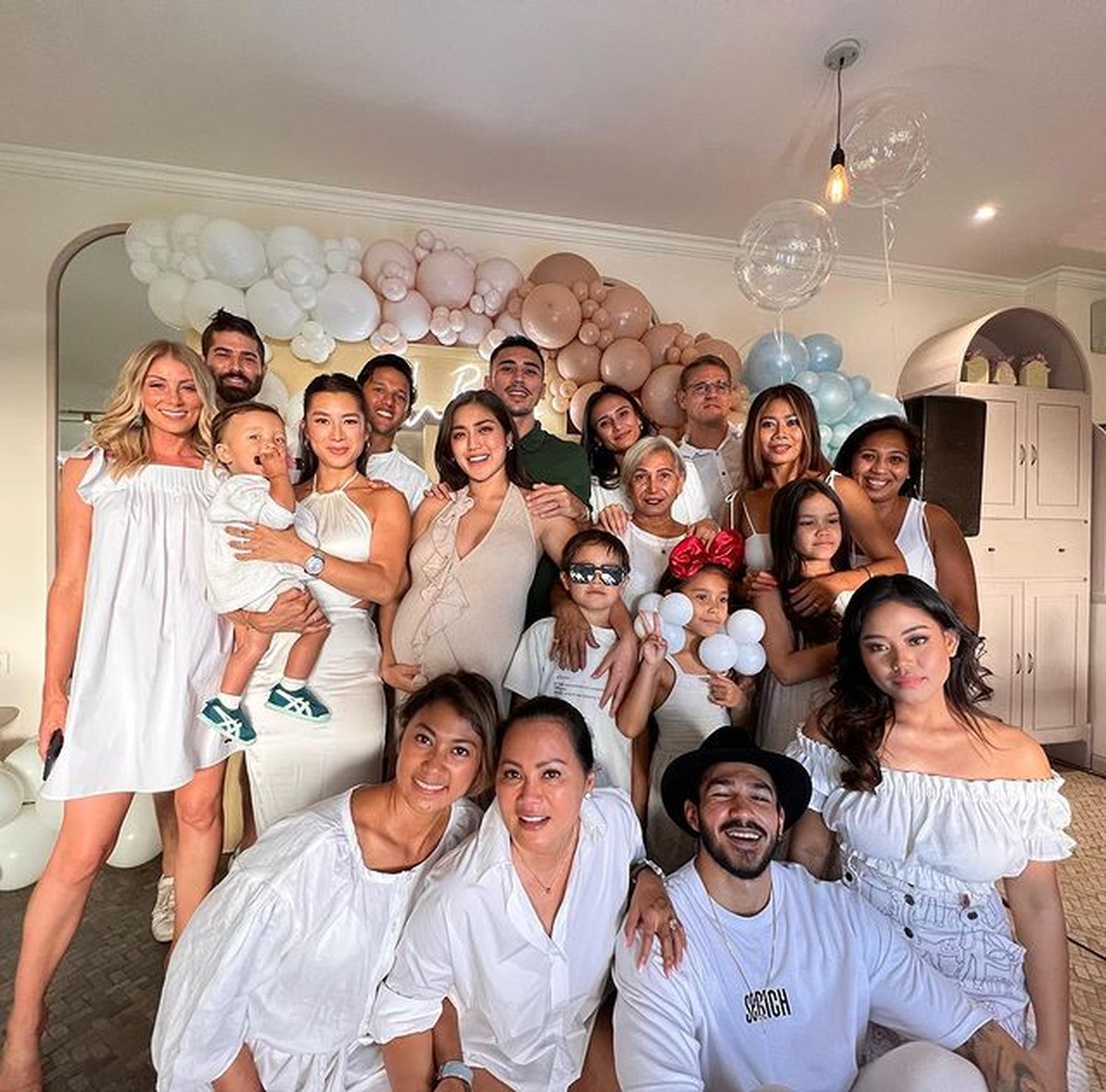 Momen kejutan baby shower Jessica Iskandar