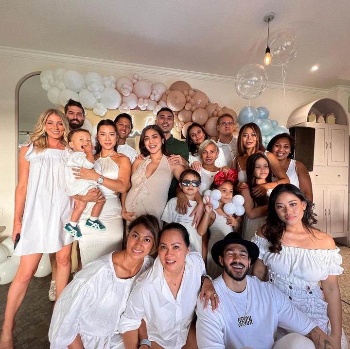 <p>Potret kemeriahan baby shower dibagikan Jessica Iskandar. Sahabat Jessica Iskandar kompak mengenakan pakaian serba putih nih. Seru banget ya, Bunda! (Foto: Instagram @inijedar)</p>