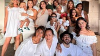 <p>Potret kemeriahan baby shower dibagikan Jessica Iskandar. Sahabat Jessica Iskandar kompak mengenakan pakaian serba putih nih. Seru banget ya, Bunda! (Foto: Instagram @inijedar)</p>