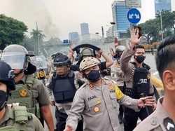 Polisi Imbau Massa Demo di DPR Pulang, Dibalas Lemparan Botol