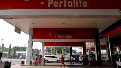 Petugas melayani pengisian BBM di SPBU Tol Sidoarjo 54.612.48, Sidoarjo, Jawa Timur, Senin (11/4/2022).  Pemerintah menetapkan Pertalite sebagai jenis BBM khusus penugasan yang dijual dengan harga Rp7
