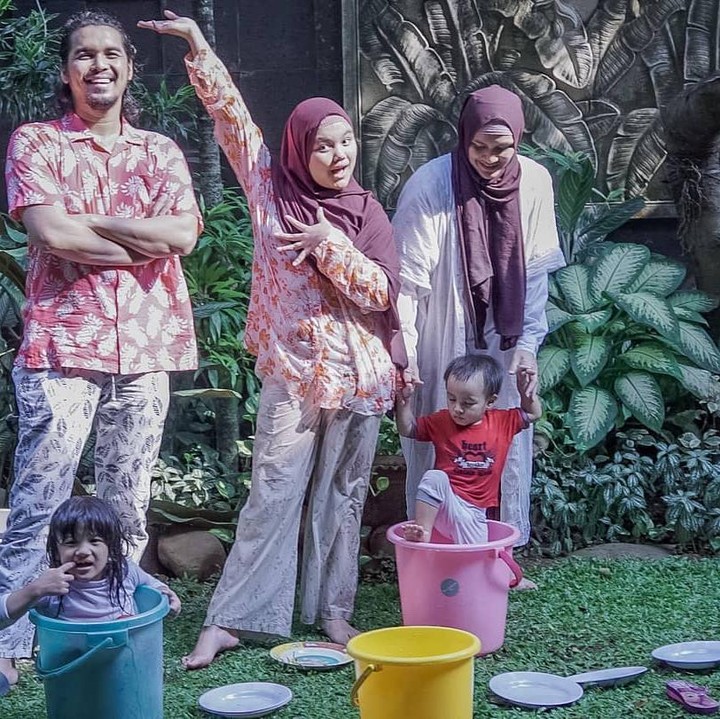 <p>Setelah menikah, keluarga mereka tak pernah diterpa gosip miring, lho. Ratu Anandita memilih untuk hijrah. Ia kini mengenakan hijab dan rutin mendalami ajaran Islam. (Foto: Instagram @ratu_anandita)<br /><br /><br /></p>