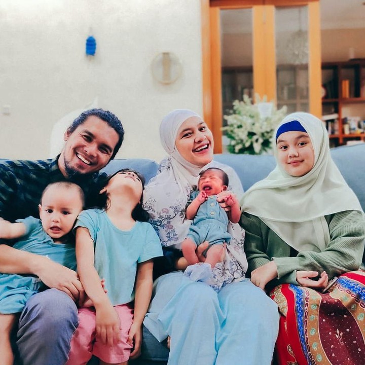<p>Diketahui, dua anak terakhir Mario dan Ratu lahir di masa pandemi COVID-19. Pada 2020, ia melahirkan anak ketiga dan 2021 hamil lagi. "(Yes 2 tahun pandemi 2 bayi hahaha) lengkap dehh makin seruuu," tulisnya di akun Instagram.(Foto: Instagram @ratu_anandita)<br /><br /><br /></p>