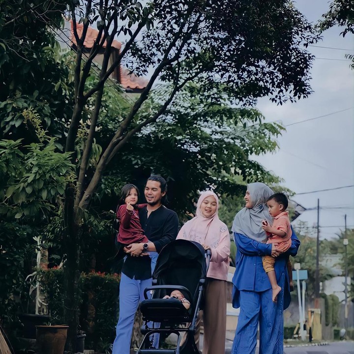 <p>Melalui media sosial, Mario dan Ratu kerap bagikan potret kebersamannya dengan keluarga. (Foto: Instagram @ratu_anandita)<br /><br /><br /></p>