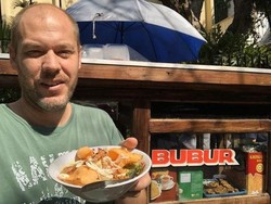 Kocak! 5 Tingkah Unik Bule Saat Jatuh Cinta pada Makanan Indonesia