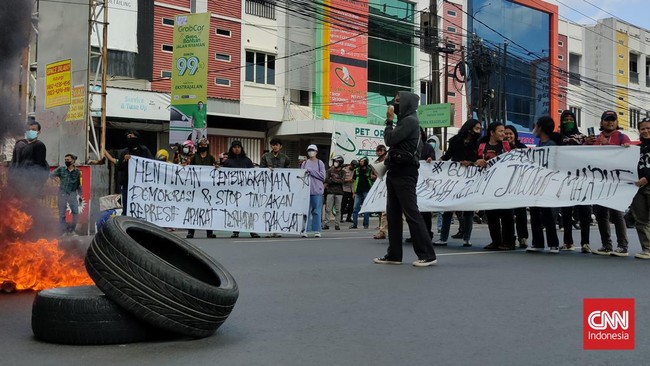 Berbagai organisasi mahasiswa di Kota Makassar, Sulawesi Selatan, telah memenuhi di bawah jembatan fly over Jalan AP Pettarani, Senin (11/4).