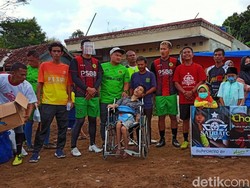 Main Bola Sambil Beramal Bareng KOPY Bentukan Pelatih Persik Kediri di Garut