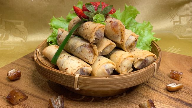 Kurma dapat dimakan langsung atau diolah menjadi sajian yang enak dan nikmat. Berikut resep praktis Lu Maju alias Lumpia Kurma Keju ala Sisca Soewitomo.
