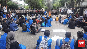 Aksi Bakar Ban Warnai Demo Tolak Jokowi 3 Periode di Ambon