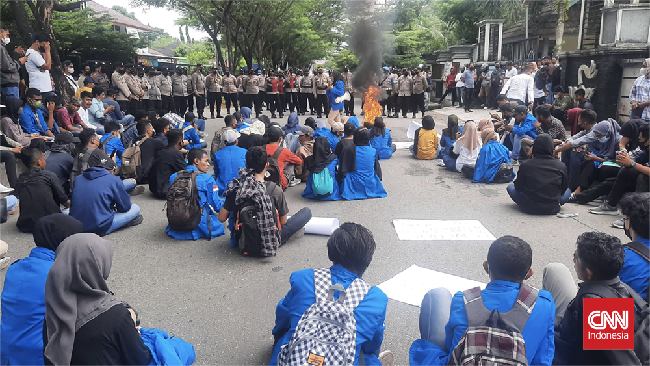 Asap hitam pekat menguar dari ban yang dibakar mahasiswa Universitas Pattimura Ambon, dalam demo 11 April menolak perpanjangan masa jabatan Presiden Jokowi.