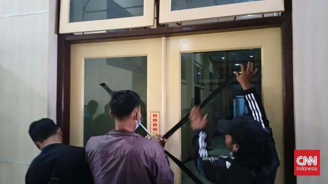 Mahasiswa menyegel kantor DPRD Pamekasan, Jawa Timur karena hanya diladeni dua anggota dewan saat audiensi menyampaikan aspirasi.