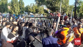 Demo 11 April, Mahasiswa Rubuhkan Pagar DPRD Sumenep