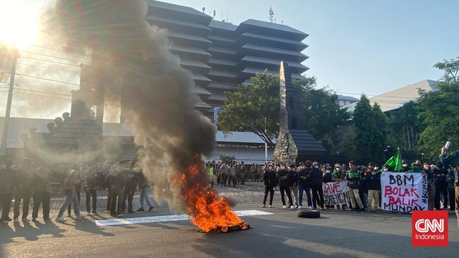 Aksi bakar ban bekas dilakukan oleh sejumlah mahasiswa di Semarang yang menggelar unjuk rasa di depan Kantor Gubernur Jawa Tengah.