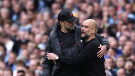 Guardiola Disambit Koin, Klopp Minta Maaf