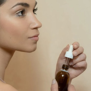 img-title Bikin Glowing dan Nggak Bikin Kulit Makin Berminyak, Ini Sederet Manfaat Face Oil untuk Tipe Kulit Berminyak