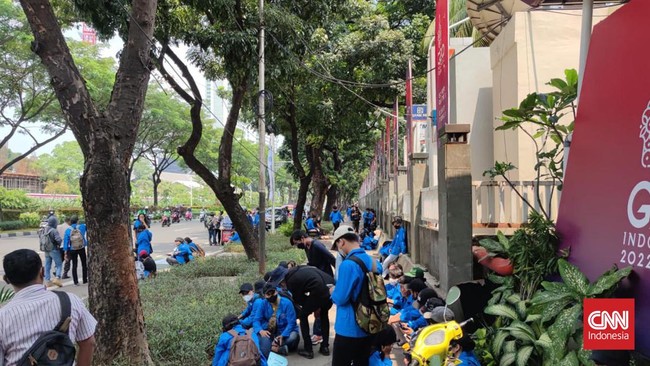 Ratusan mahasiswa dari berbagai perguruan tinggi mulai berdatangan ke kawasan sekitar gedung DPR, Senayan, Jakarta untuk mengikuti aksi unjuk rasa.