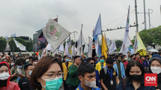 Ratusan mahasiswa berkumpul di Pasar Rebo Jakarta Timur untuk bergabung dengan mahasiswa demo Jokowi di Gedung DPR.