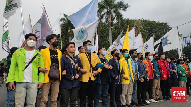 "Hidup Mahasiswa, kami bersama mahasiswa!" teriak kelompok ojek online menyambut massa mahasiswa BEM SI yang tiba di arena demo 11 April di Gedung DPR.