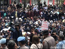 Mahasiswa Mulai Rusak Pagar Duri, Polisi: Ini Bulan Puasa, Jangan Sampai Merusak