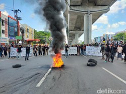 Mahasiswa Makassar Mulai Kumpul di Fly Over Urip, Jalan AP Pettarani Ditutup